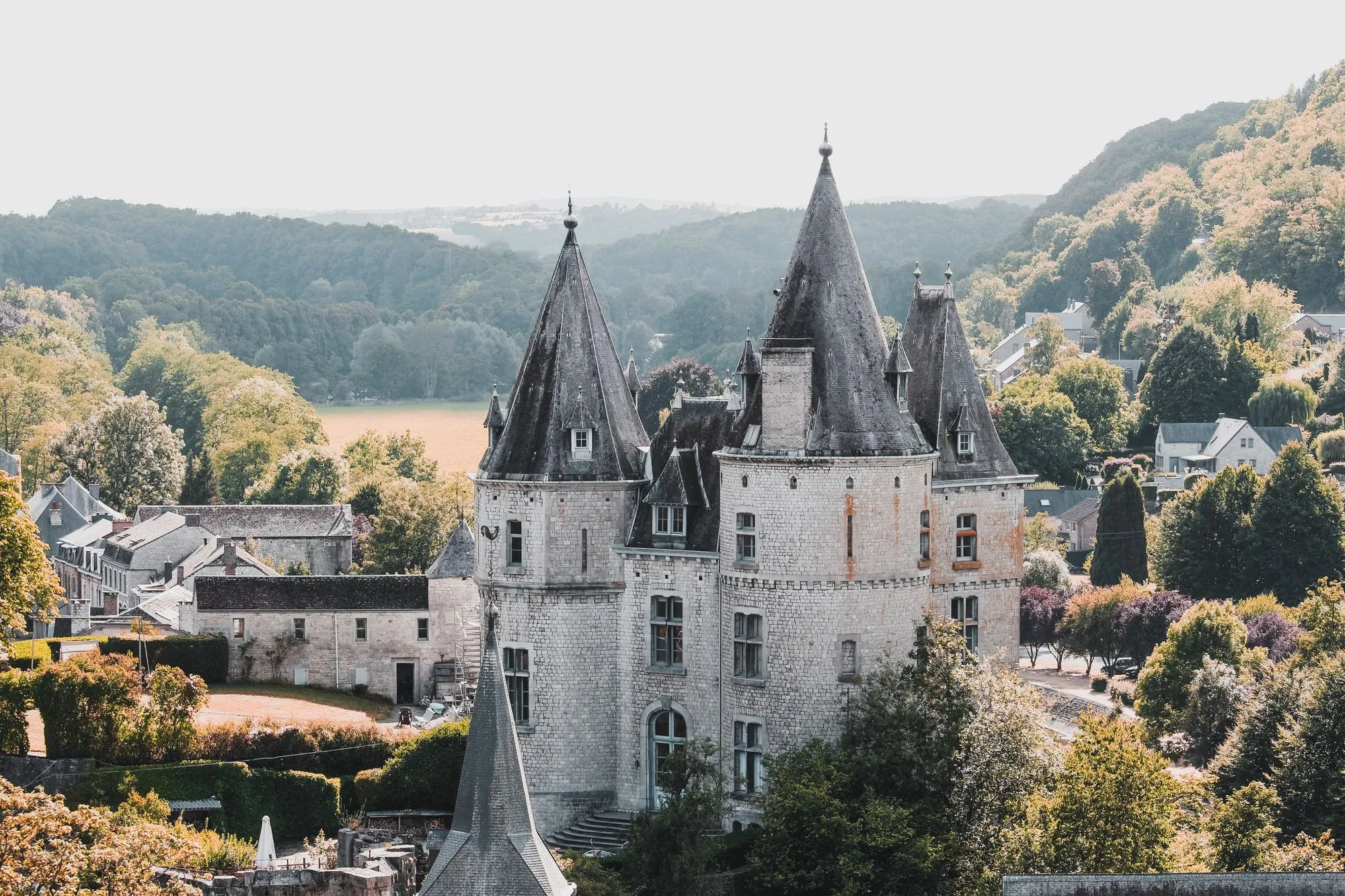 Het kasteel en de oude kern van Durbuy van bovenaf