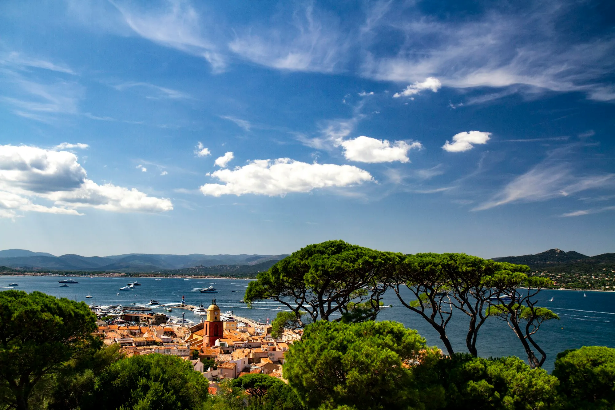 Parasoldennen boven de baai van Saint-Tropez